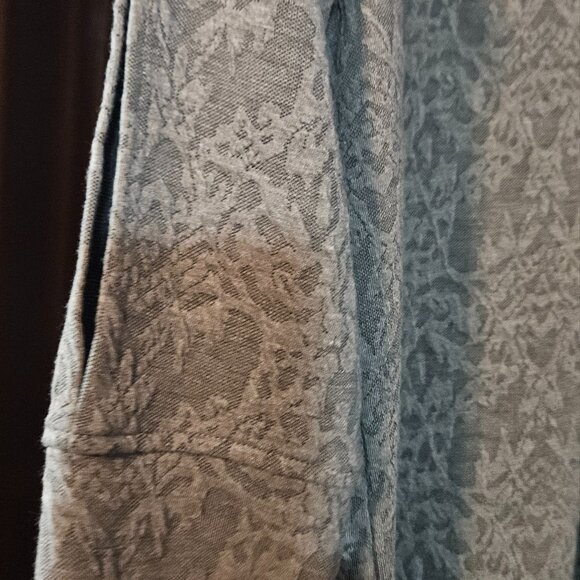 Jane & Delancey Gray Animal Print Tunic Top with Sheer Hem Size Medium - Picture 4 of 6